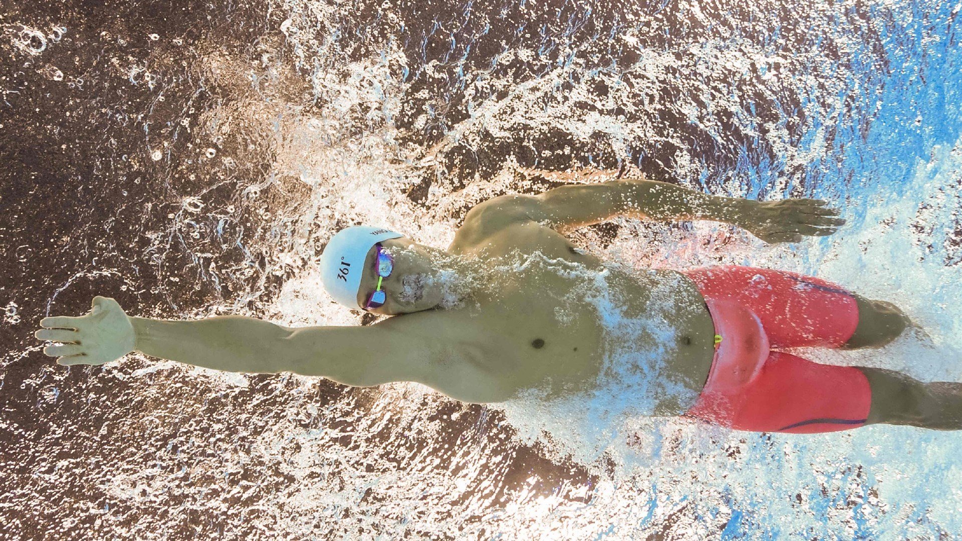 王楚钦指导青少年展现亲和一面，王 楚钦