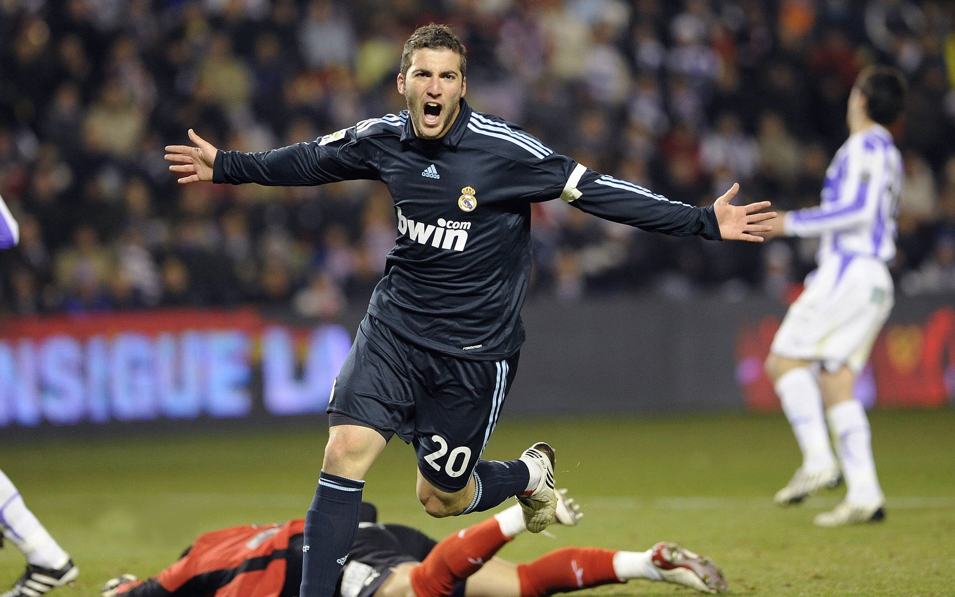 王楚钦指导青少年展现亲和一面，王 楚钦